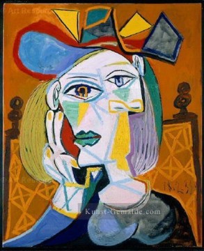  eau - Frau Sitzen au chapeau 3 1939 kubist Pablo Picasso